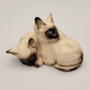 Beswick Figurine of Two Siamese Cats Cuddling Figurine Made in England No. 1296